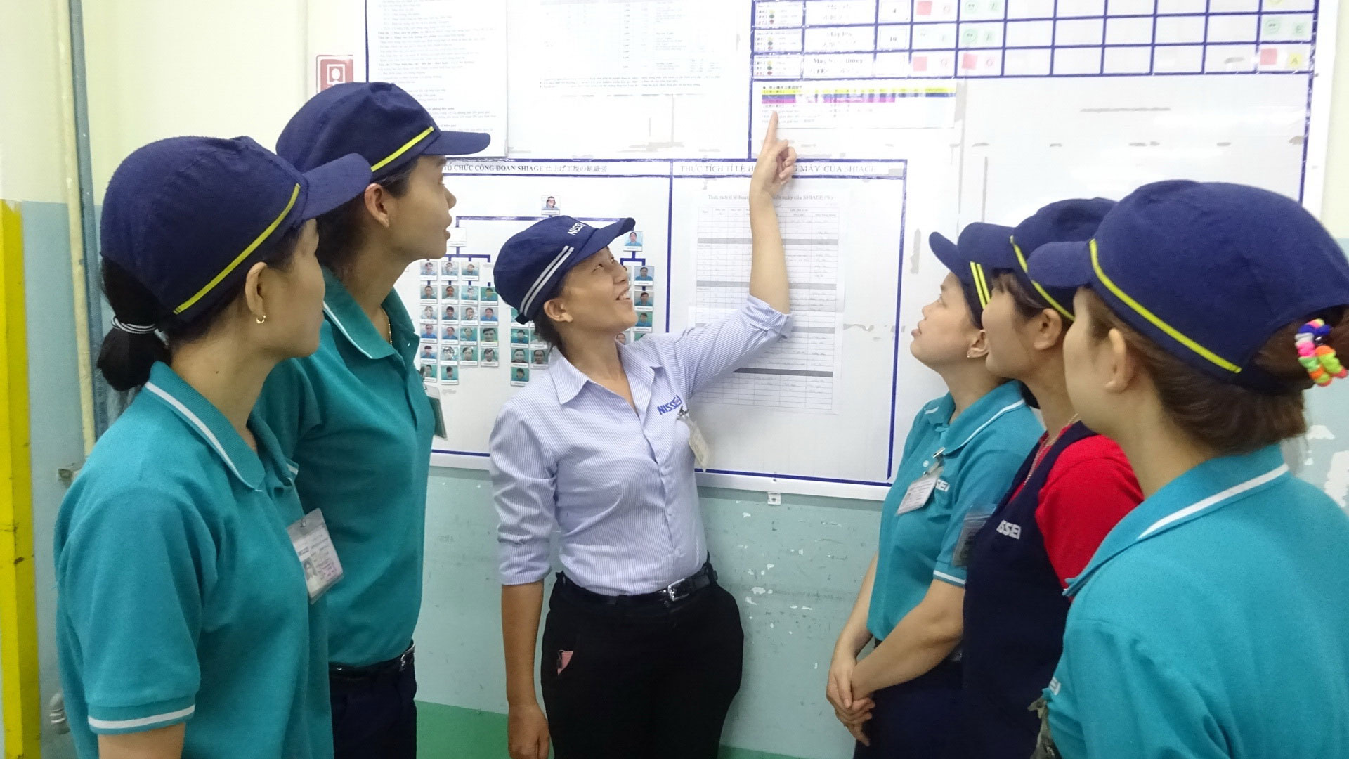 Chị Trần Thị Hồng Vân (giữa) hướng dẫn các công nhân trong nhóm sản xuất