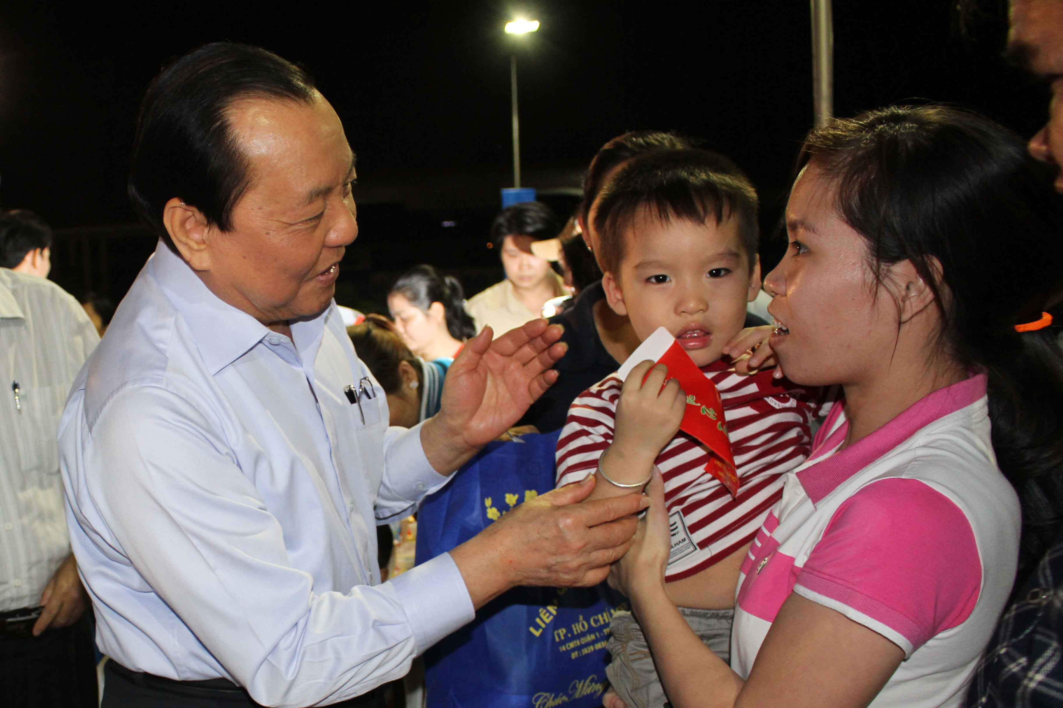 &Ocirc;ng L&ecirc; Thanh Hải, B&iacute; thư Th&agrave;nh ủy TP HCM, l&igrave; x&igrave; Tết cho con c&ocirc;ng nh&acirc;n