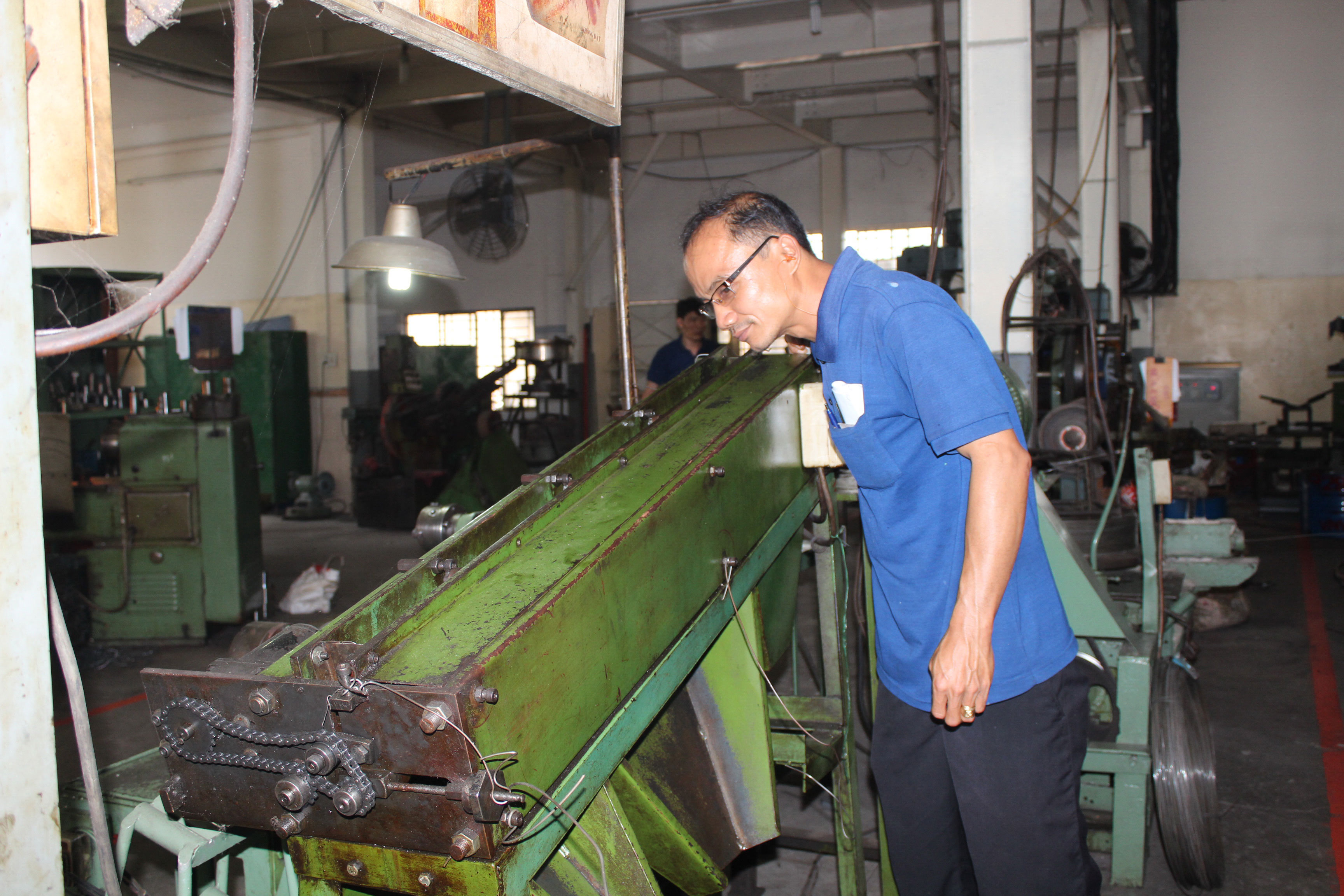 Anh Quách Vũ Bảo Châu kiểm tra máy lựa ốc vít