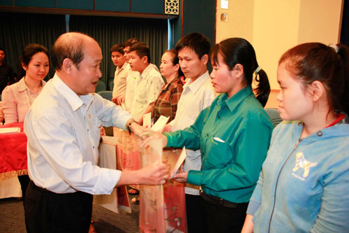 Cùng công nhân vượt khó: Thấm đẫm nghĩa tình