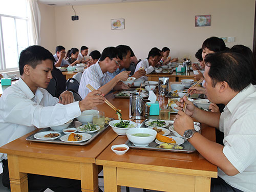 Người lao động C&ocirc;ng ty CP Himlam Land, quận 1, TP HCM được ăn trưa với gi&aacute; 40.000 đồng/phần