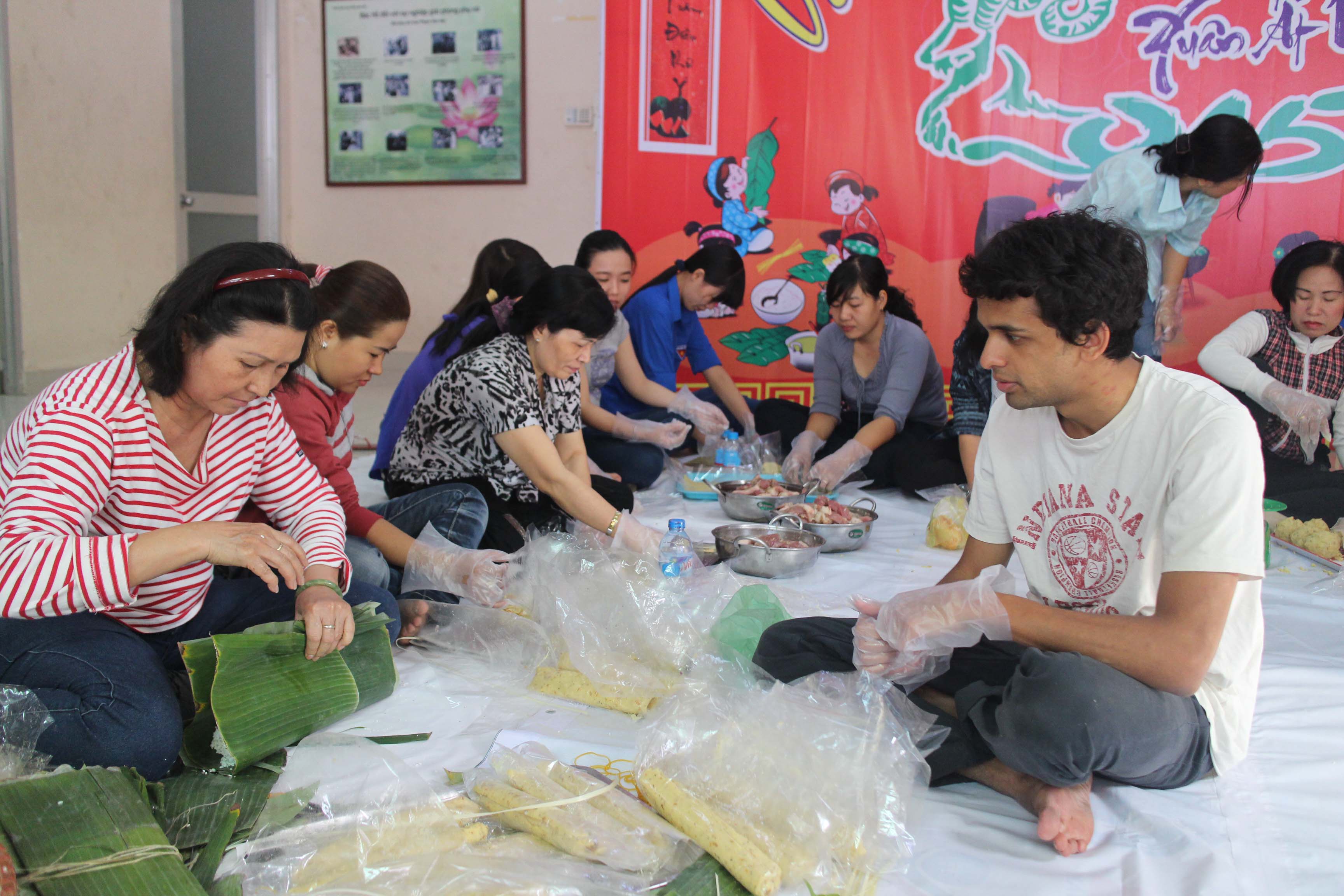 Tình nguyện viên tham gia gói bánh tét tại “Ngày hội Vui Tết cùng công nhân” do LĐLĐ quận Tân Bình, TP HCM tổ chức Ảnh: NGÂN HÀ