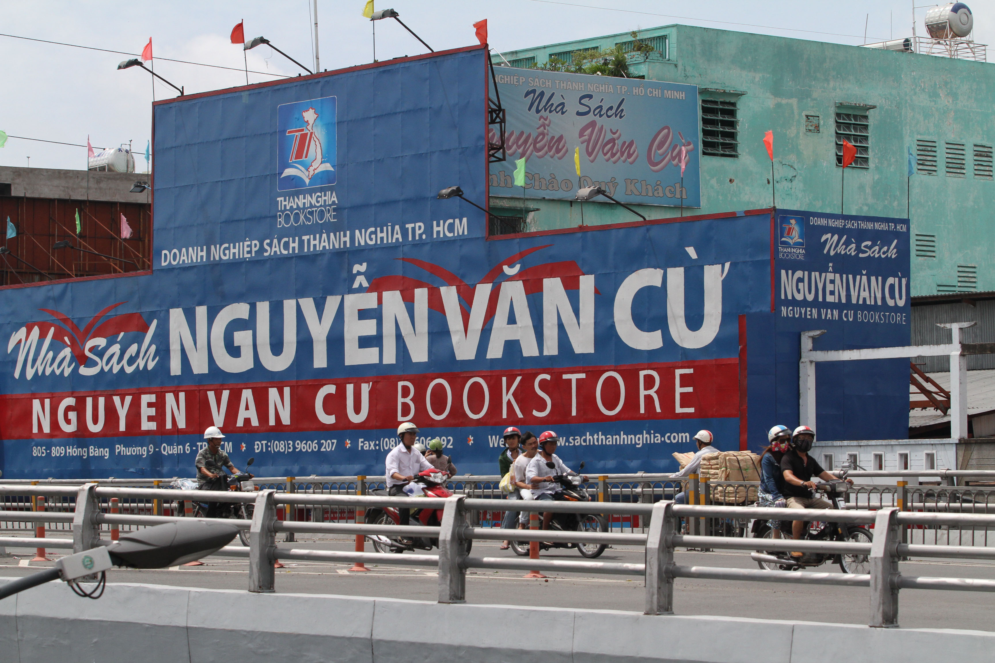Ngo&agrave;i ra cầu vượt tại v&ograve;ng xoay c&acirc;y G&otilde; (quận 6) cũng c&oacute; th&agrave;nh cầu ngang h&ocirc;ng người ngồi xe m&aacute;y