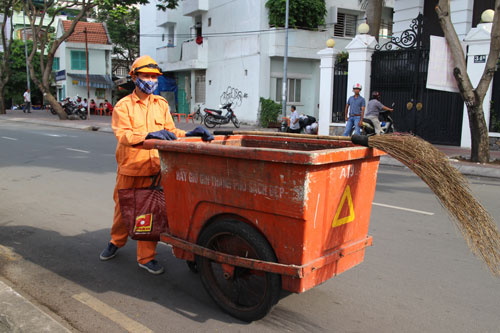 Anh Nguyễn Văn Sang lặng lẽ với công việc của một công nhân vệ sinh