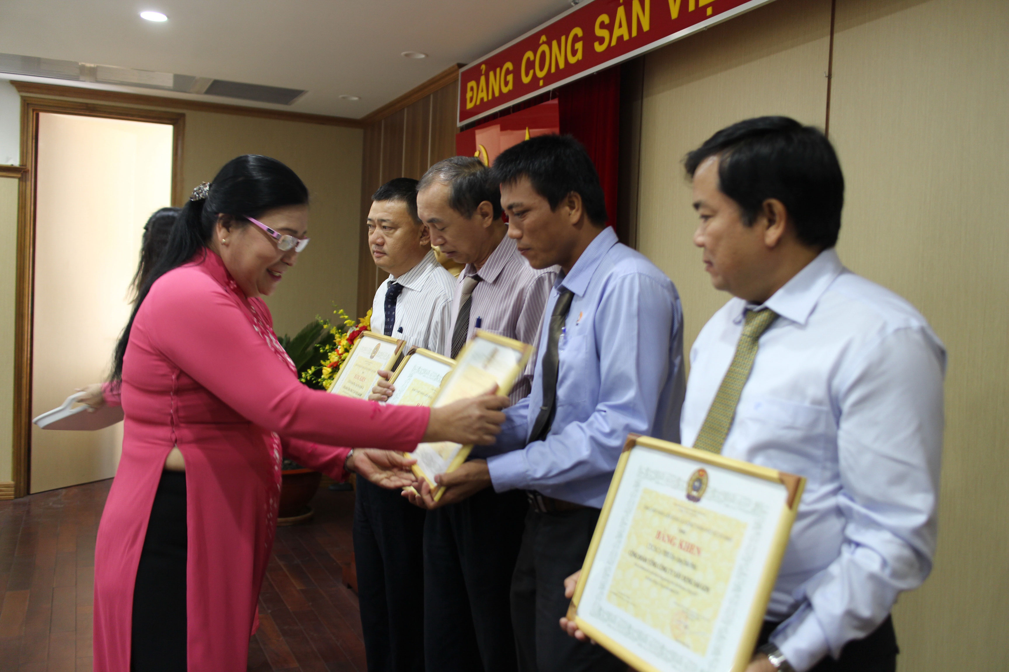 Bà Nguyễn Thị Bích Thủy, Phó Chủ tịch LĐLĐ TP HCM, trao bằng khen cho các tập thể xuất sắc của Công đoàn Tổng Công ty Xây dựng Sài Gòn Ảnh: HỒNG ĐÀO
