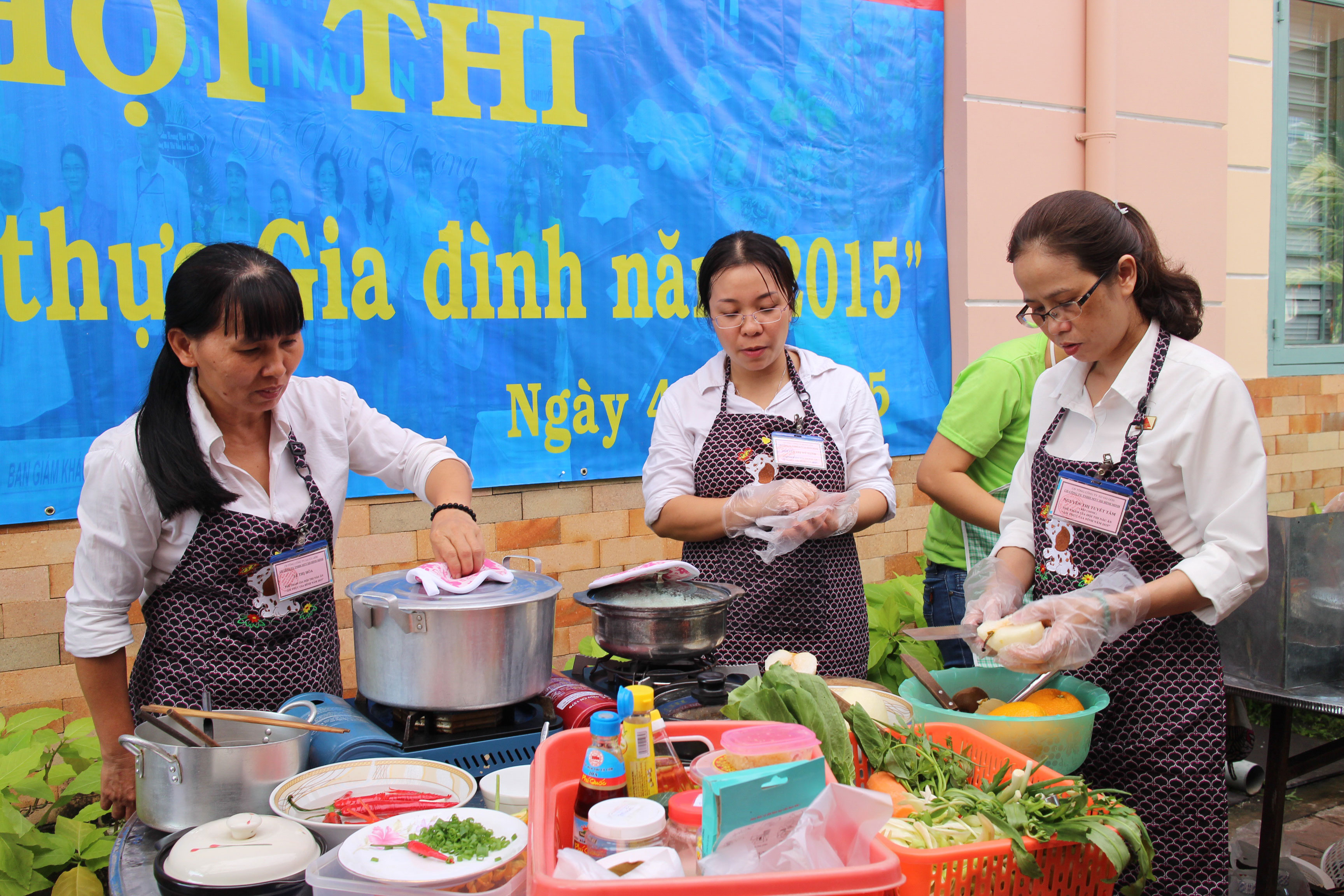 Các thí sinh trong hội thi “Ẩm thực gia đình”