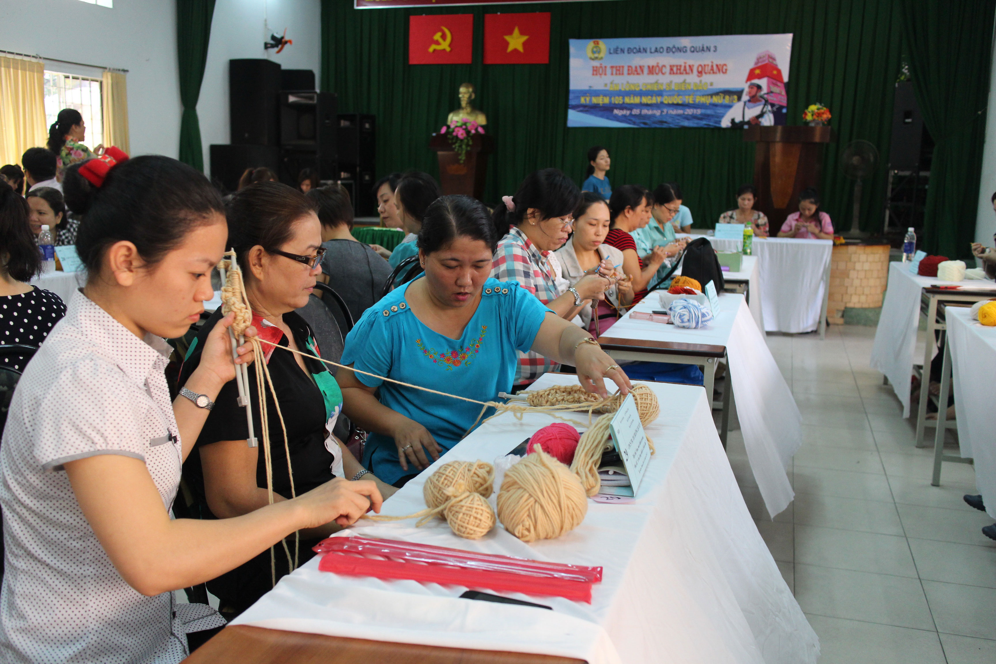 C&aacute;c th&iacute; sinh tham gia hội thi đan, m&oacute;c khăn len do LĐLĐ quận 3, TP HCM  tổ chức Ảnh: HỒNG Đ&Agrave;O