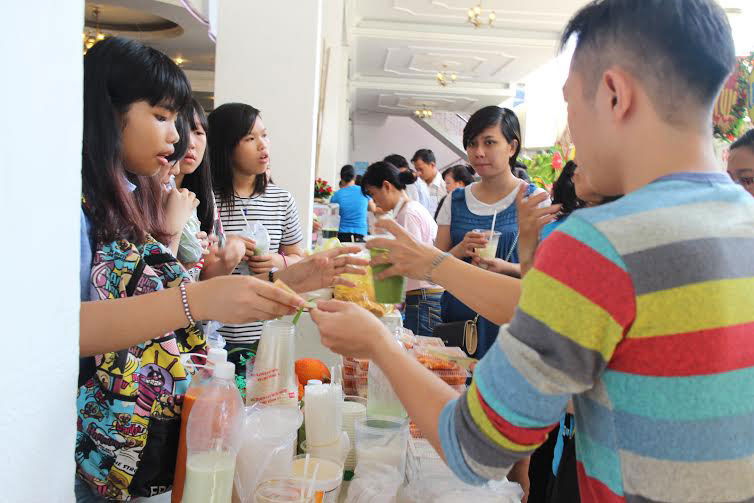 CNVC-LĐ tham gia mua sắm tại Ngày hội CNVC -LĐ quận 1, TP HCM Ảnh: HỒNG ĐÀO