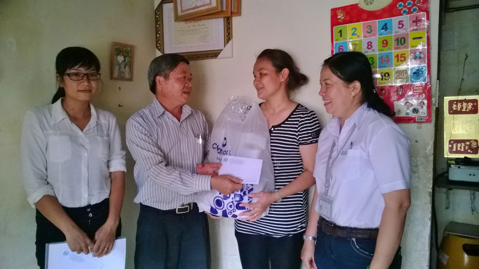 Ông Nguyễn Văn Dễ - Chủ tịch LĐLĐ quận Bình Tân, TP HCM - tặng quà chị Ngô Thị Mỹ Kha, Phó Chủ tịch CĐ Công ty Lạc Tỷ Ảnh: CAO HƯỜNG