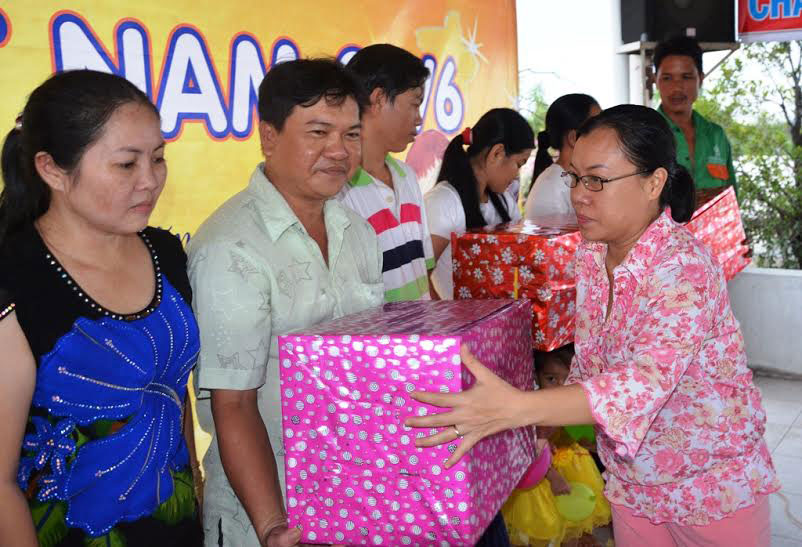 Bà Phạm Thị Ngọc Hạnh, Phó Ban Tuyên giáo LĐLĐ TP HCM, tặng quà cho các gia đình khó khăn tại quận 2