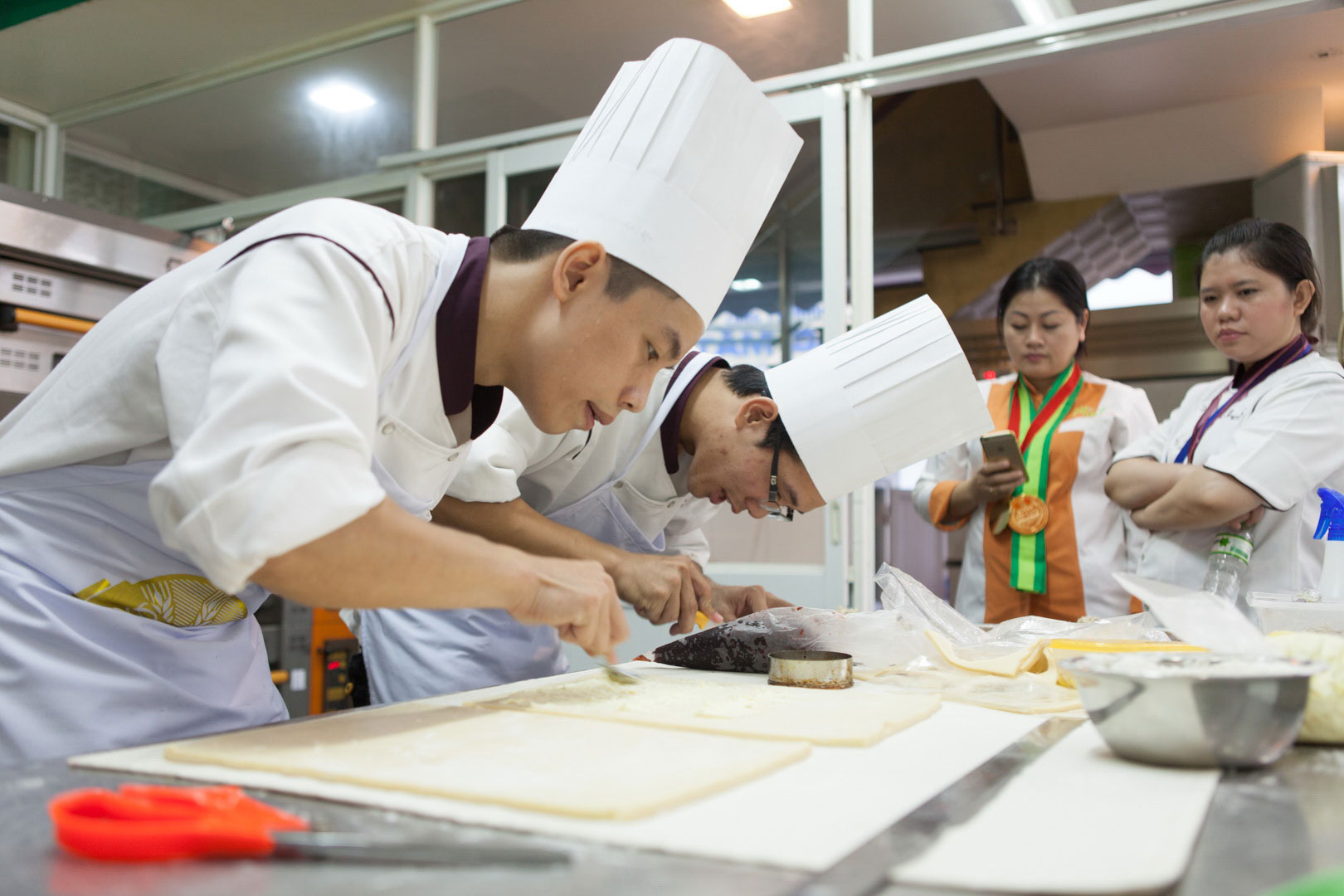 C&aacute;c th&iacute; sinh thi l&agrave;m b&aacute;nhẢnh: THANH NGA