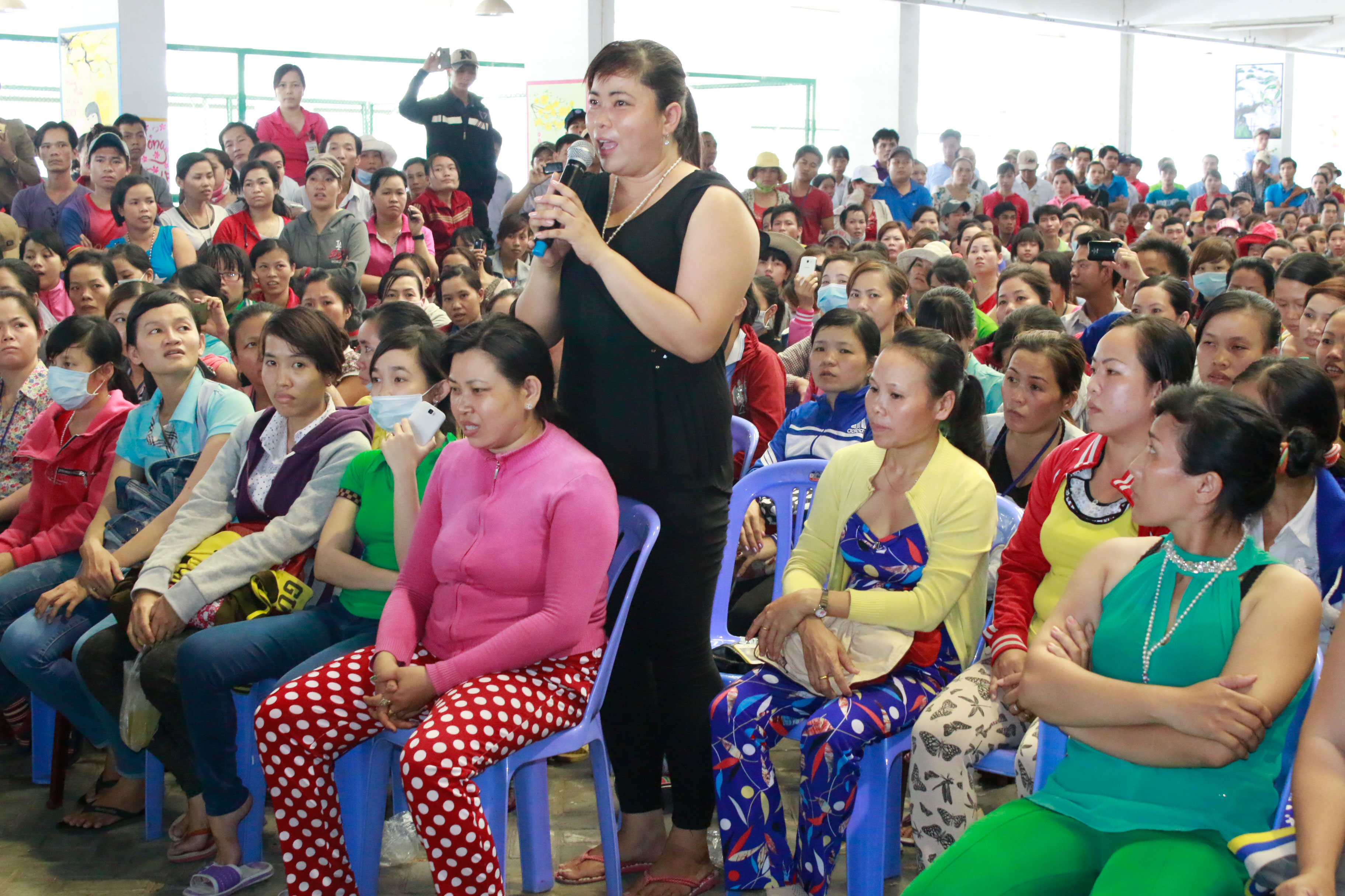 Công nhân nêu thắc mắc tại một buổi tư vấn pháp luật do LĐLĐ quận Bình Tân, TP HCM tổ chức