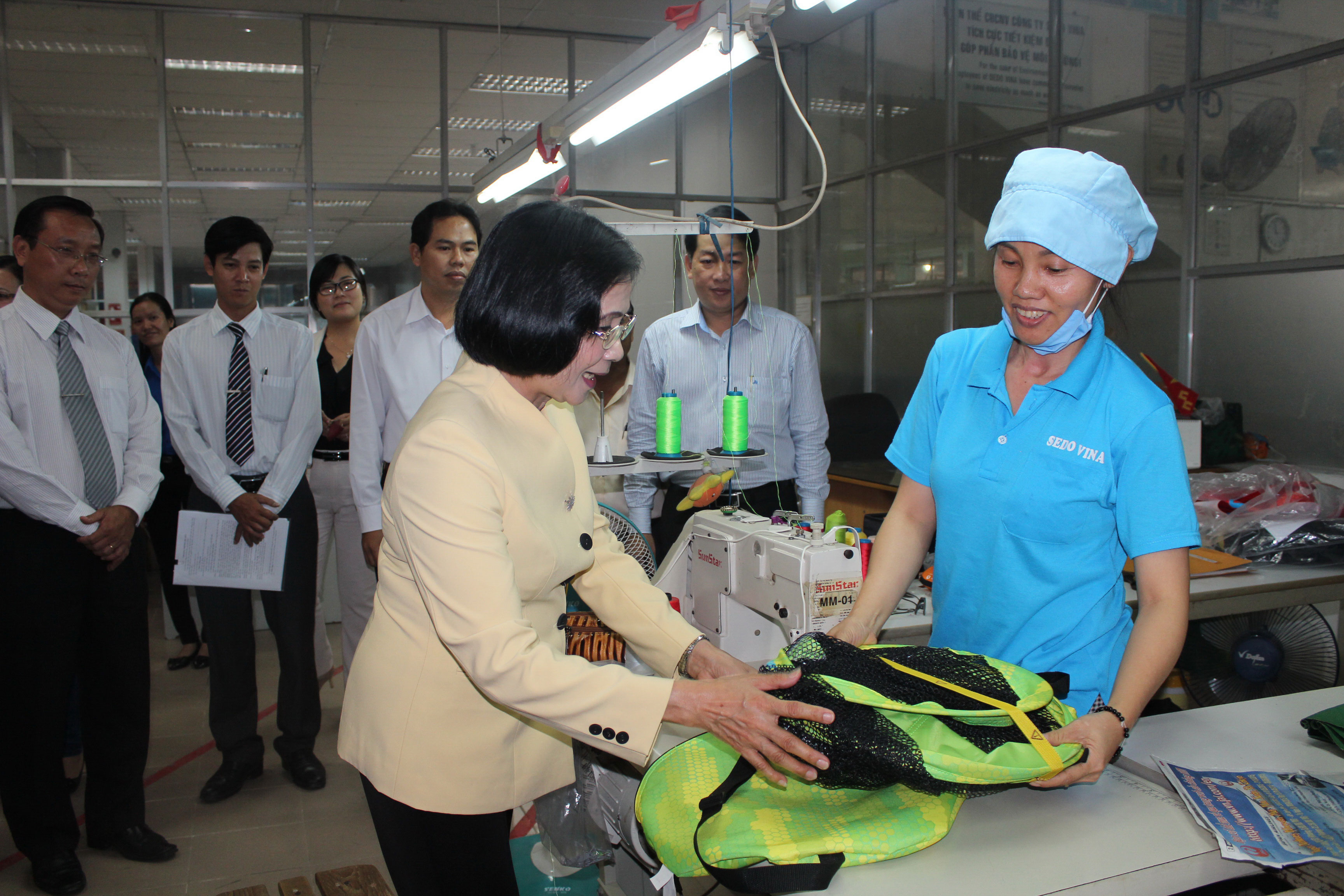Bà Nguyễn Thị Thu Hà, Phó Bí thư Thành ủy TP HCM, thăm hỏi tình hình đời sống, việc làm của công nhân Công ty TNHH Sedo Vina