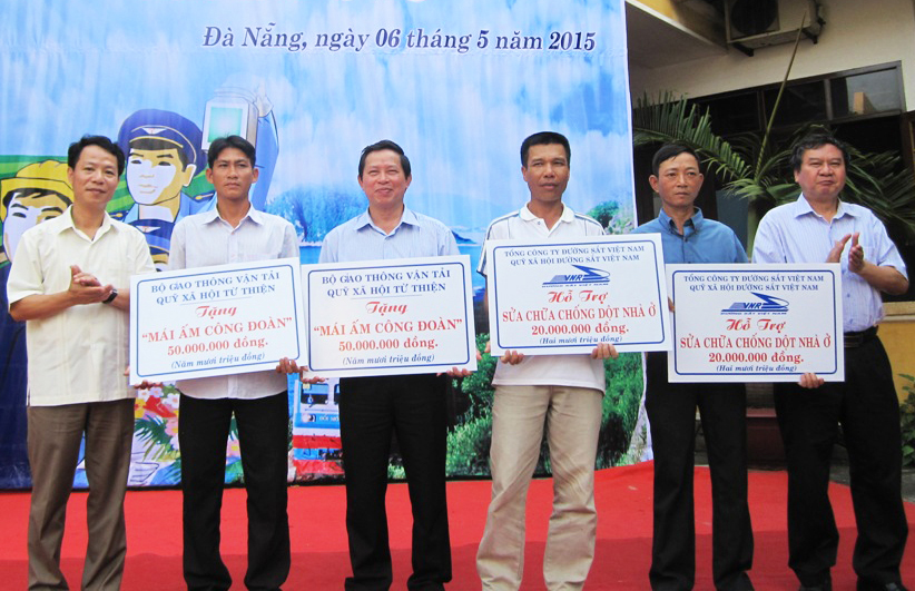 Tặng “Mái ấm Công đoàn” cho công nhân khó khăn