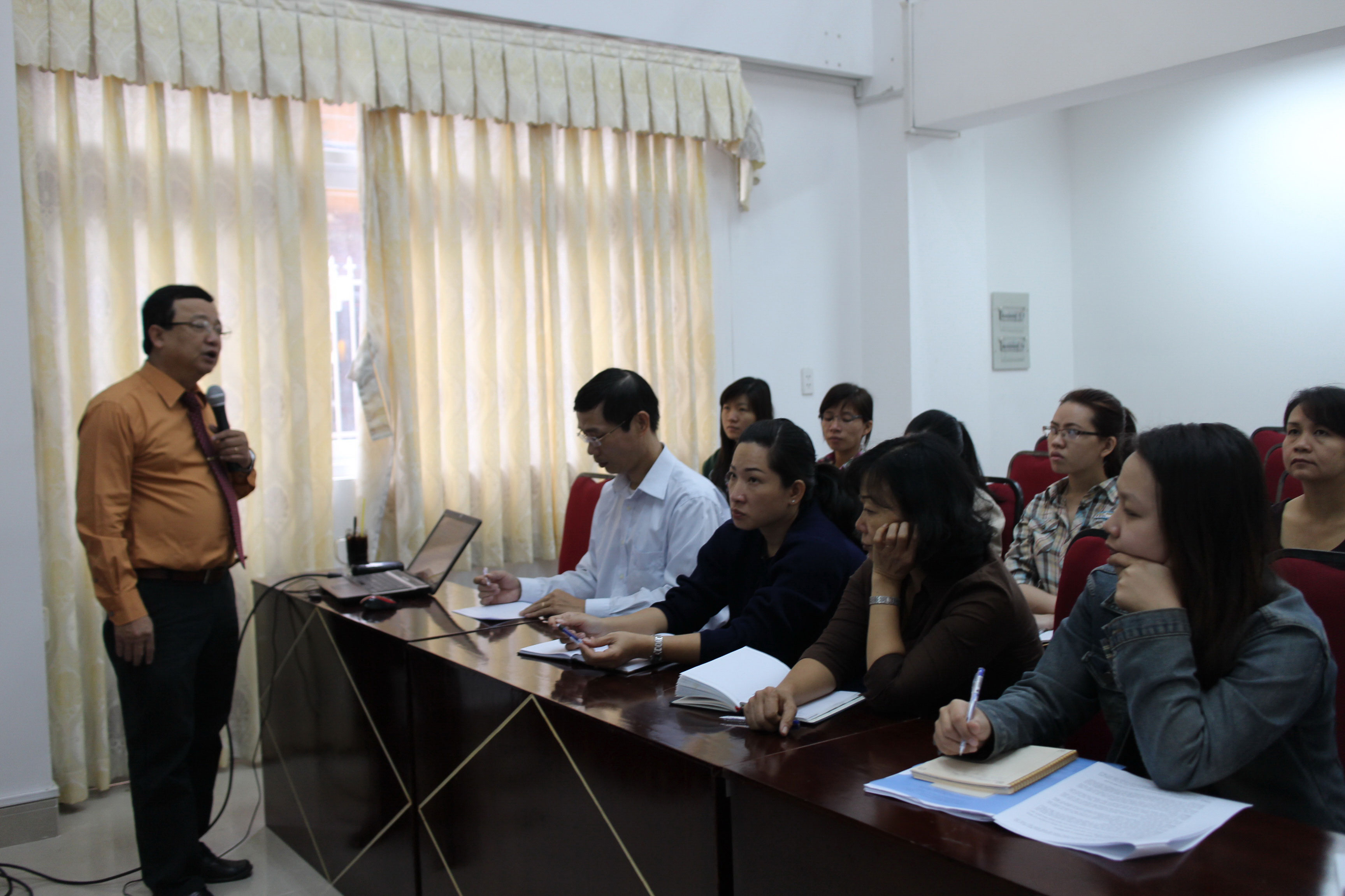 &Ocirc;ng Trần Đức Phương, Hiệu trưởng Trường Trung cấp CĐ TP HCM, tập huấn cho c&aacute;n bộ LĐLĐ quận 1 về kỹ năng x&acirc;y dựng thỏa ước lao động tập thể