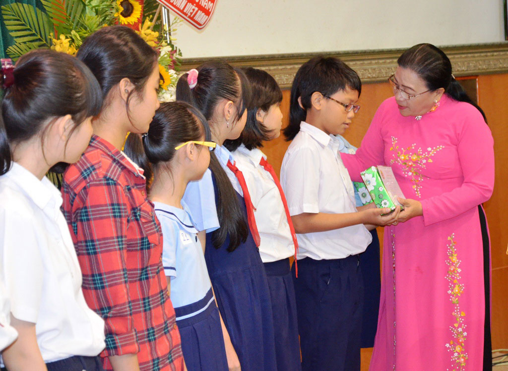 B&agrave; Nguyễn Thị B&iacute;ch Thủy, Ph&oacute; Chủ tịch LĐLĐ TP HCM, trao học bổng Nguyễn Đức Cảnh  cho con CNVC-LĐ
