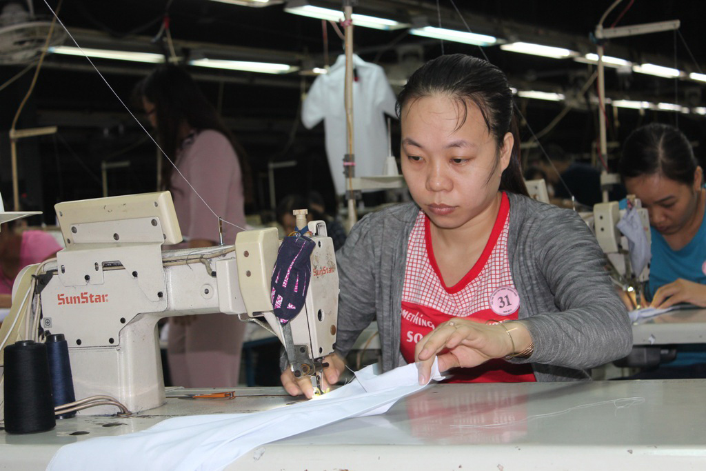 Công nhân thi thực hành tại hội thi Bàn tay vàng ngành may