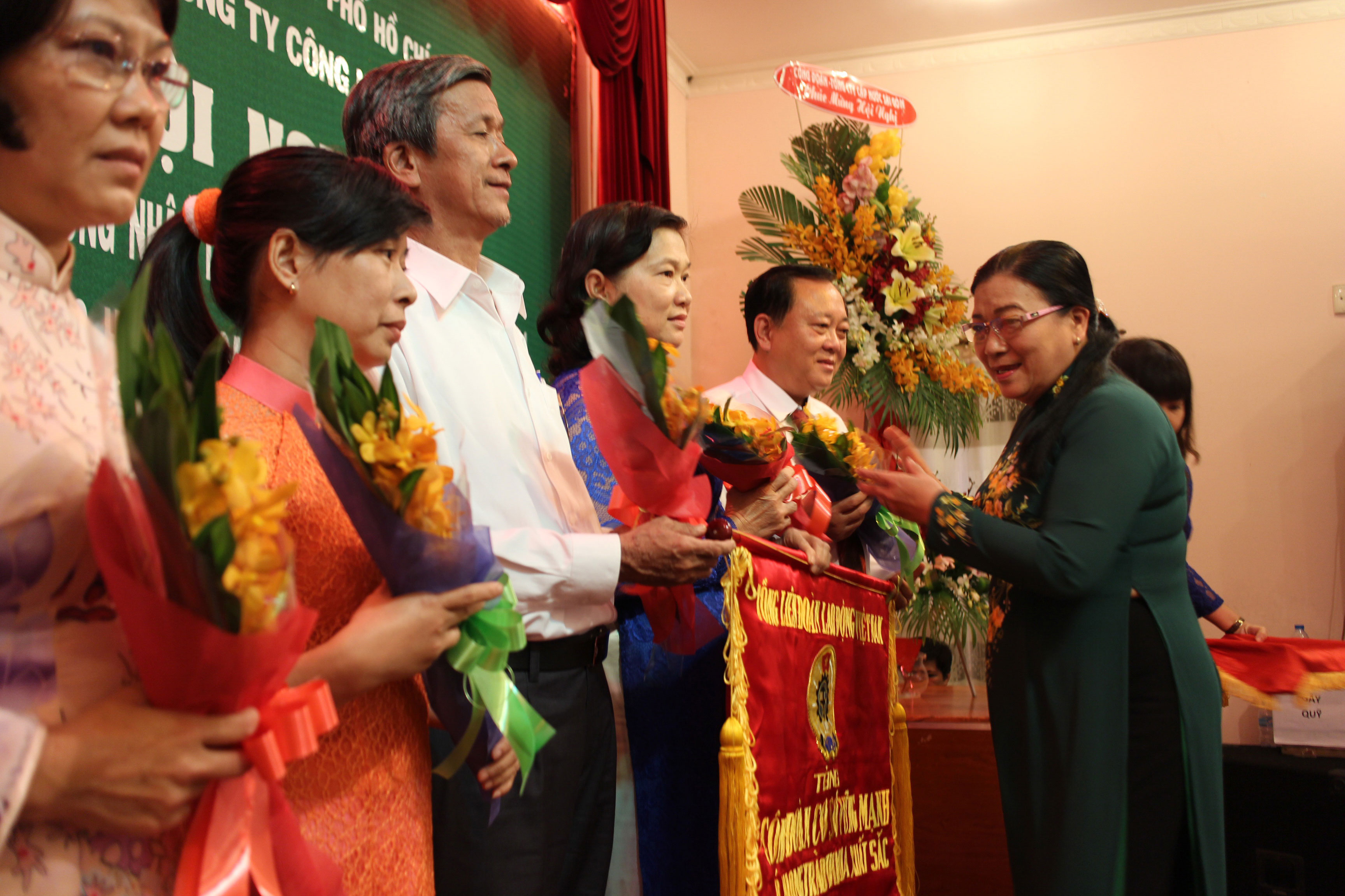 B&agrave; Nguyễn Thị B&iacute;ch Thủy, Ph&oacute; Chủ tịch LĐLĐ TP HCM, trao cờ Tổng LĐLĐ Việt Nam cho C&ocirc;ng đo&agrave;n Tổng C&ocirc;ng ty C&ocirc;ng nghiệp S&agrave;i G&ograve;n