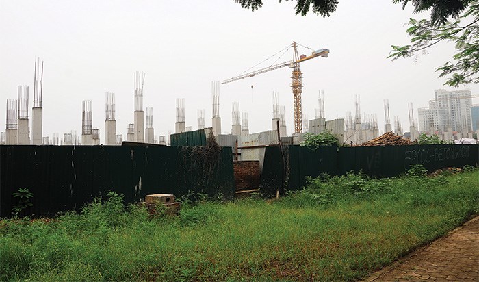 Do Dự &aacute;n Khu đ&ocirc; thị mới T&acirc;y Hồ T&acirc;ychậm tiến độ, n&ecirc;n vỉa h&egrave; đường Lạc Long Qu&acirc;n (c&ocirc;ng tr&igrave;nh ch&agrave;o mừng 1.000 năm Thăng Long - H&agrave; Nội) cũng bị ảnh hưởng, cỏ mọc um t&ugrave;m