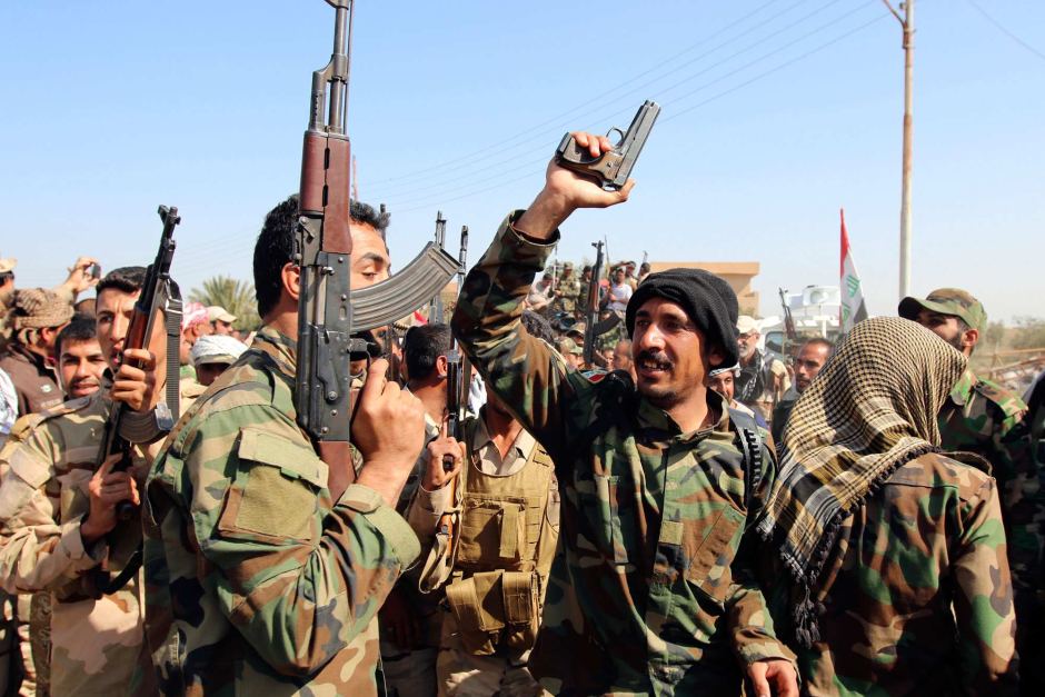 C&aacute;c binh sĩ Iraq v&agrave; tay s&uacute;ng người Shiite tập hợp tại ph&iacute;a Bắc thủ đ&ocirc; Baghdad. Ảnh: Reuters