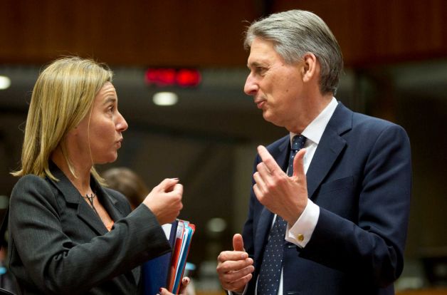 Cao Ủy Đối ngoại EU Federica Mogherini (tr&aacute;i) tr&ograve; chuyện c&ugrave;ng Ngoại trưởng Anh Philip Hammond. Ảnh: AP