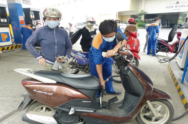 Giá xăng đã tăng trở lại sau 5 tháng cuối năm 2014 giảm liên tiếp 12 lần. Ảnh: Uyên Viễn