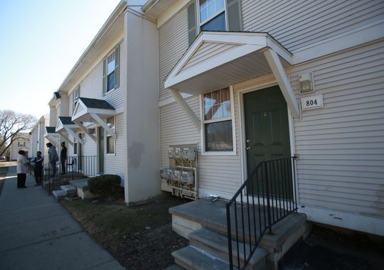 kẻ t&igrave;nh nghi bị bắt tại một ng&ocirc;i nh&agrave; gần đ&oacute; cũng trong khu phức hợp n&agrave;y. Ảnh: Detroit Free Press