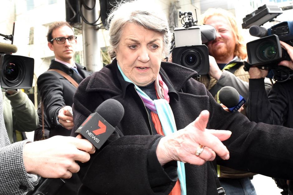 Maggie Kirkpatrick lao động c&ocirc;ng &iacute;ch 100 giờ