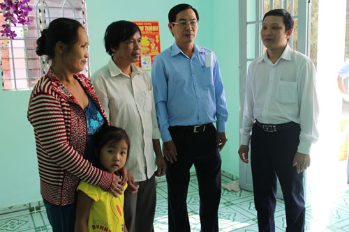 Tặng nhà cho người nghèo
