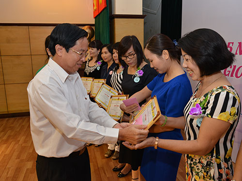 Ông Phạm Quốc Tài, Phó Tổng Giám đốc SAMCO, trao giấy khen cho các gương lao động nữ điển hình Ảnh: TRỰC NGÔN