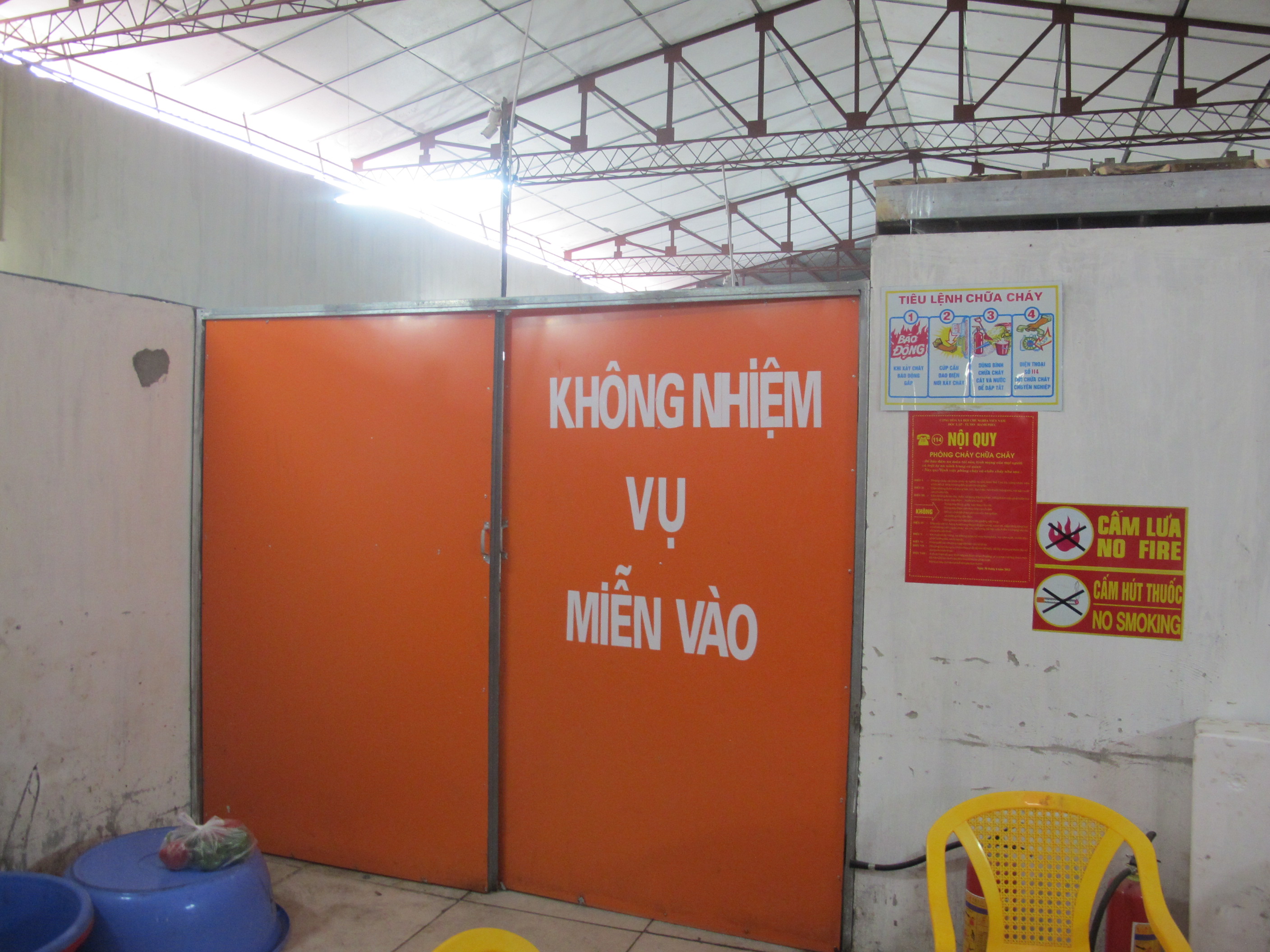 Khi nh&acirc;n vi&ecirc;n chế biến, c&aacute;nh cửa n&agrave;y sẽ đ&oacute;ng im ỉm