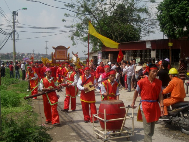 Đo&agrave;n rước đi quanh làng