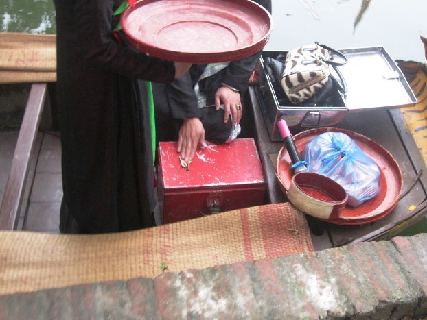 Khi khay ti&ecirc;̀n đ&acirc;̀y, li&ecirc;̀n anh thu cho vào hòm được đặt sẵn dưới thuy&ecirc;̀n