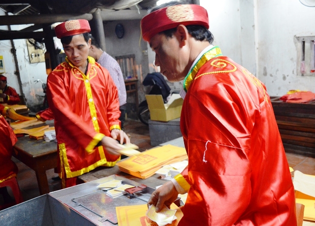 Ban tổ chức Đền Trần (Nam Định), cho biết ấn sẽ được ph&aacute;t đến tận ng&agrave;y 20 th&aacute;ng gi&ecirc;ng năm Ất M&ugrave;i