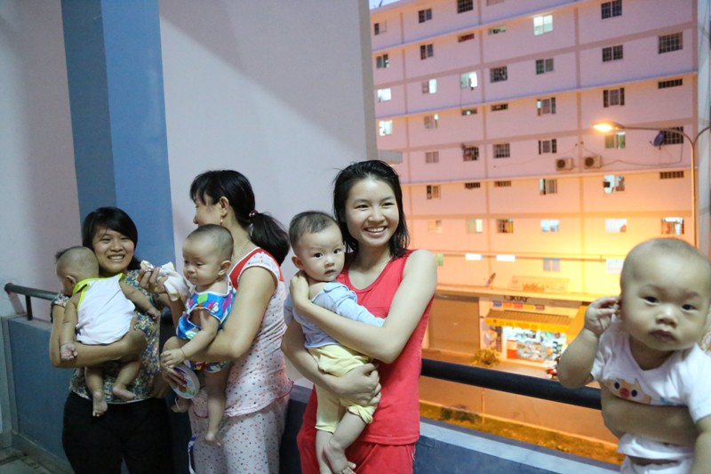 Trong l&uacute;c chờ chồng về sau giờ tăng ca, nhiều phụ nữ ra h&agrave;nh lang căn hộ chuyện tr&ograve; với nhau. Ai cũng hớn hở v&igrave; mua lương thấp nhưng mua được nh&agrave;