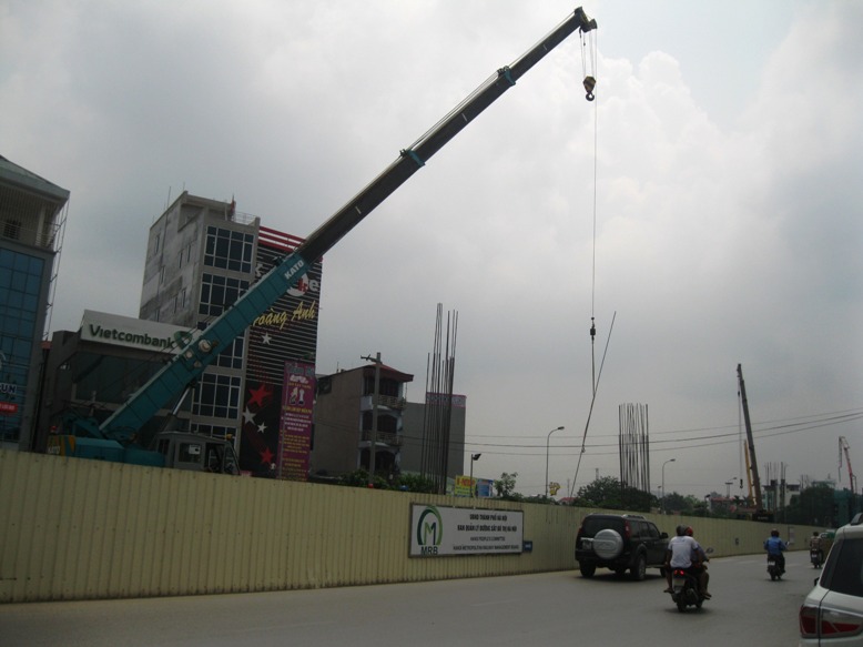 C&acirc;̀n c&acirc;̉u đang hoạt đ&ocirc;̣ng tại dự án đường sắt tr&ecirc;n cao, tuy&ecirc;́n Nh&ocirc;̉n - ga Hà N&ocirc;̣i (đường H&ocirc;̀ Tùng M&acirc;̣u, qu&acirc;̣n Nam Từ Li&ecirc;m, Hà N&ocirc;̣i) - Ảnh: Nguyễn Hưởng