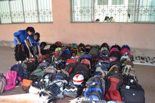 Đ&ocirc;̀ đạc của học sinh được gửi phía ngoài phòng thi
