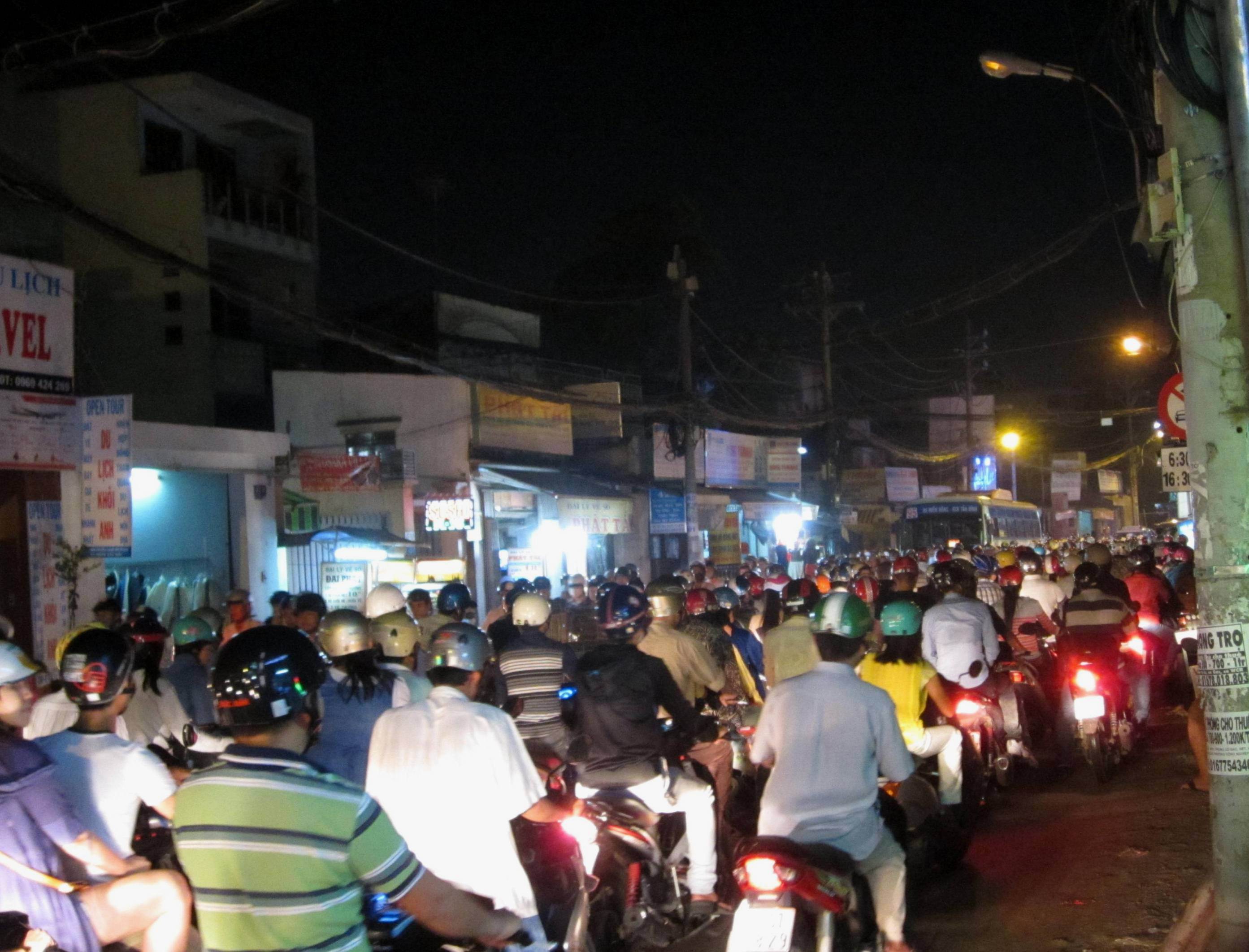 Trong khi đ&oacute;, khoảng 200 m từ v&ograve;ng xoay n&agrave;y v&agrave;o đường Phan Văn Trị hướng đi quận G&ograve; Vấp lu&ocirc;n xảy ra &ugrave;n ứ nguy&ecirc;n trọng. Nguy&ecirc;n nh&acirc;n do mặt đường hẹp đ&atilde; tạo th&agrave;nh n&uacute;t thắt cổ chai, g&acirc;y &ugrave;n tắc khi khi lượng xe li&ecirc;n tục dồn về