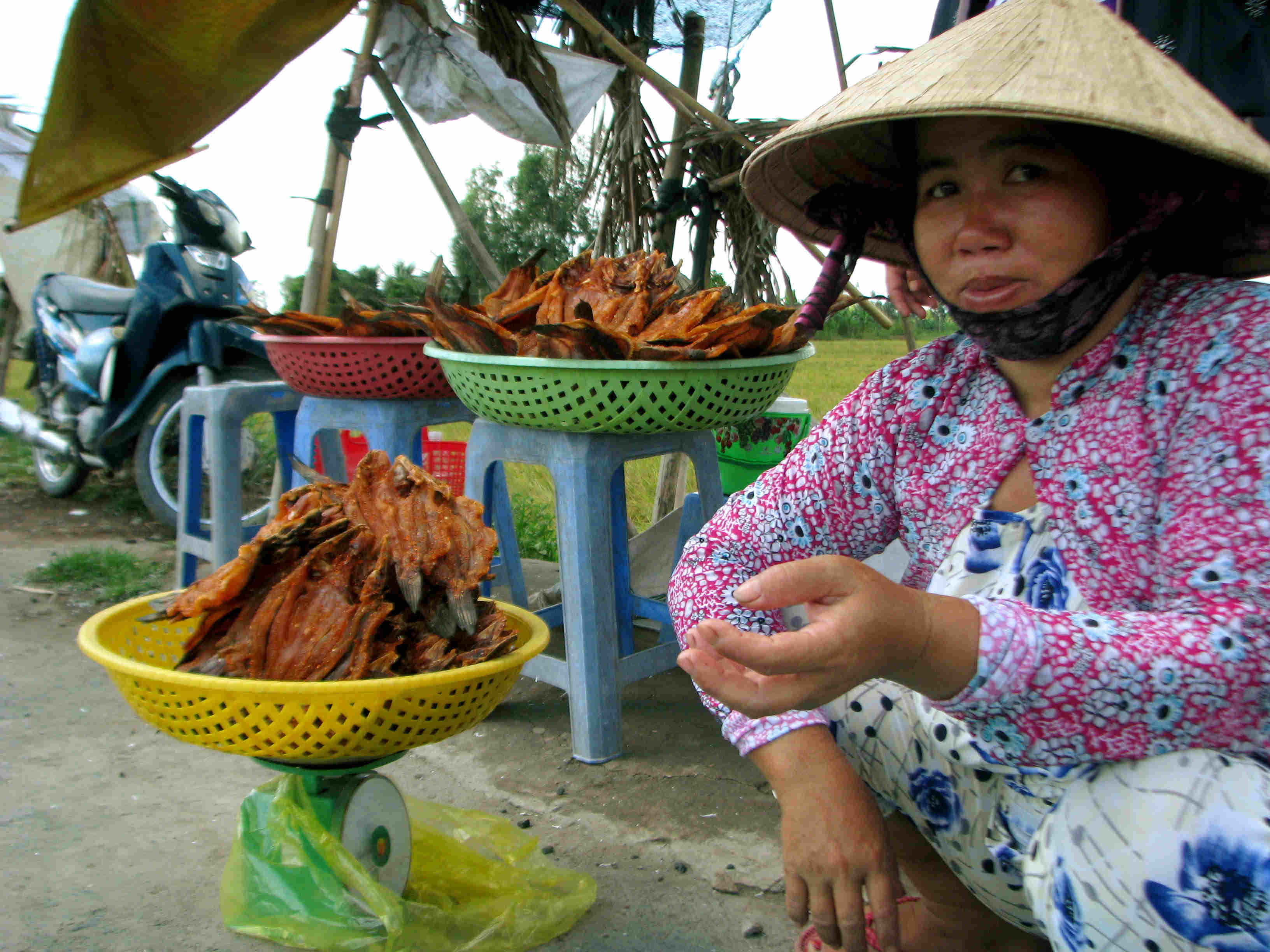 Kh&ocirc; c&aacute; l&oacute;c được mang ra ven đường để b&aacute;n cho kh&aacute;ch qua lại