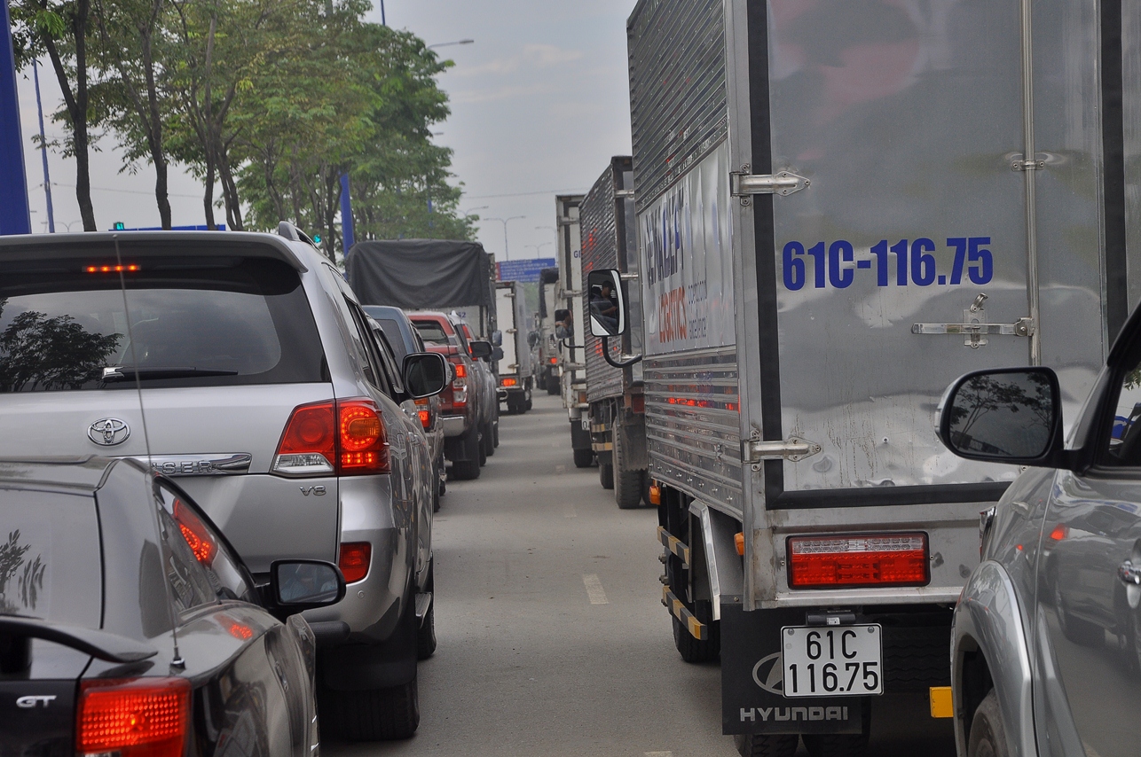 D&ograve;ng xe xếp h&agrave;ng k&eacute;o d&agrave;i gần 10 km tr&ecirc;n đường Mai Ch&iacute; Thọ hướng từ ng&atilde; ba C&aacute;t L&aacute;i đến cảng C&aacute;t L&aacute;i (quận 2)