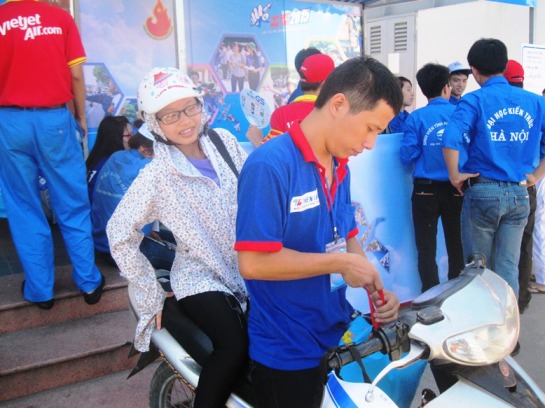 Đối với những sĩ tử trọ tại c&aacute;c địa điểm thi c&aacute;ch bến xe kh&ocirc;ng qu&aacute; 3 km, c&aacute;c bạn t&igrave;nh nguyện vi&ecirc;n sẽ hỗ trợ trong việc chuy&ecirc;n chở bằng xe m&aacute;y miễn ph&iacute;