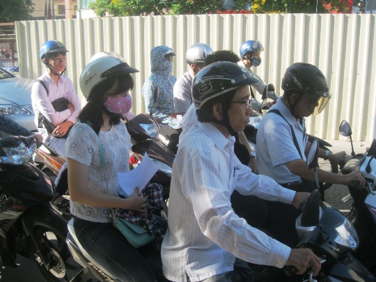 Các b&acirc;̣c phụ huynh phải v&acirc;́t vả đưa con tới địa đi&ecirc;̉m làm thủ tục dự thi