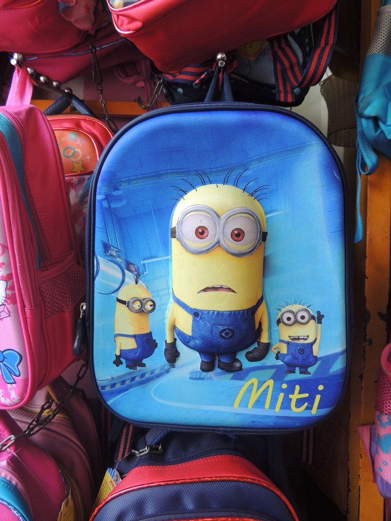 C&aacute;c loại cặp s&aacute;ch cho học sinh cũng chạy theo tr&agrave;o lưu Minions