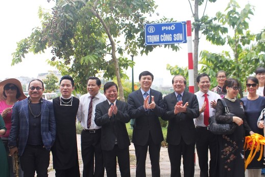 Cùng nhau chụp ảnh kỷ ni&ecirc;̣m