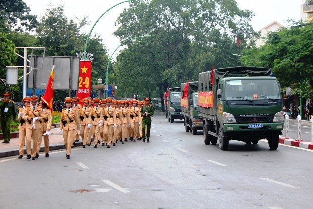 Ti&ecirc;́p đ&ecirc;́n là xe lực lượng c&ocirc;ng an và các kh&ocirc;́i di&ecirc;̃u binh làm trong l&ecirc;̃ t&ocirc;̉ng duy&ecirc;̣t