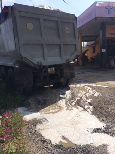 Chiếc xe bồn đang xả chất thải