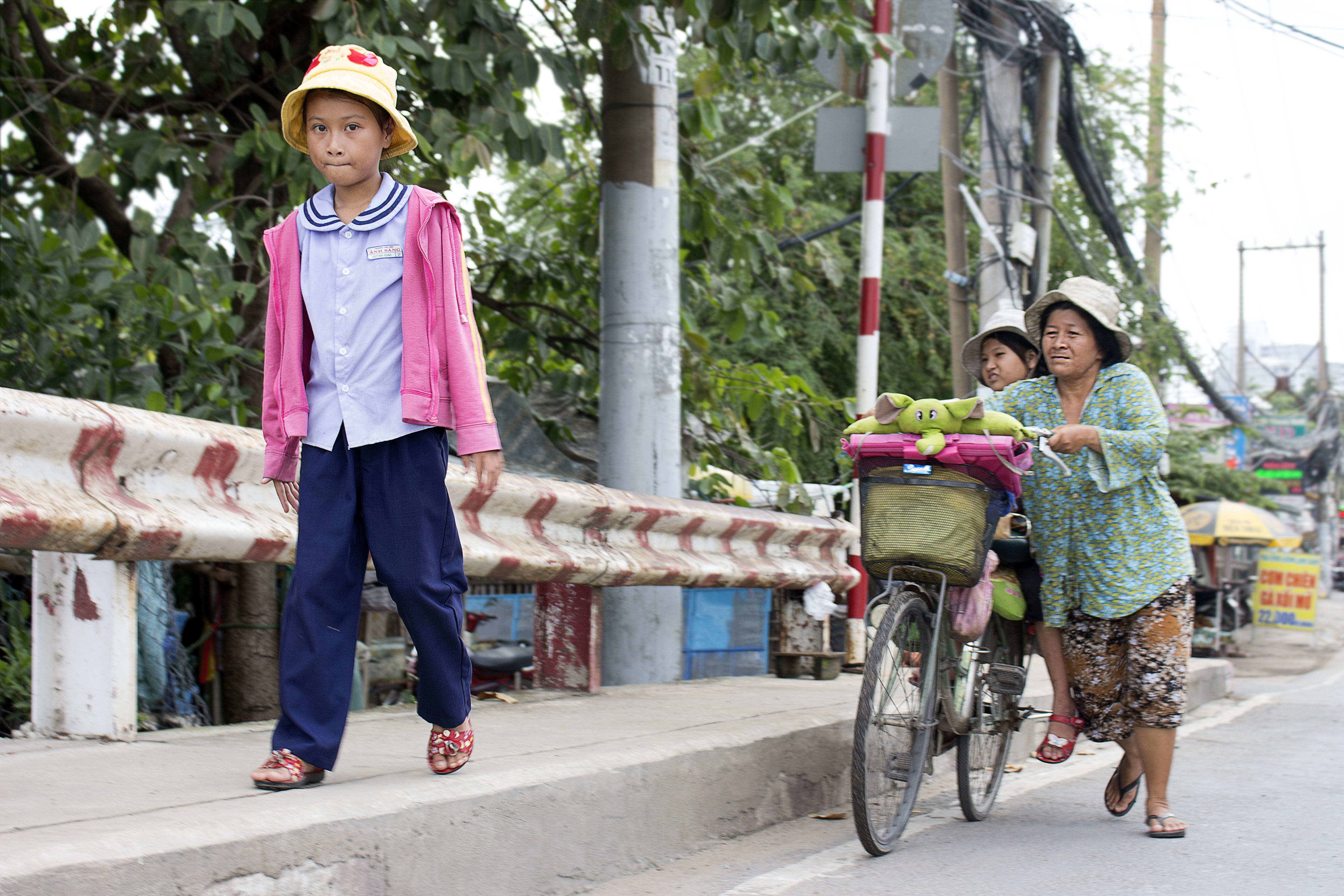 Lên những con dốc cao, Huỳnh Giao thường xuống đi bộ để mẹ đỡ nặng