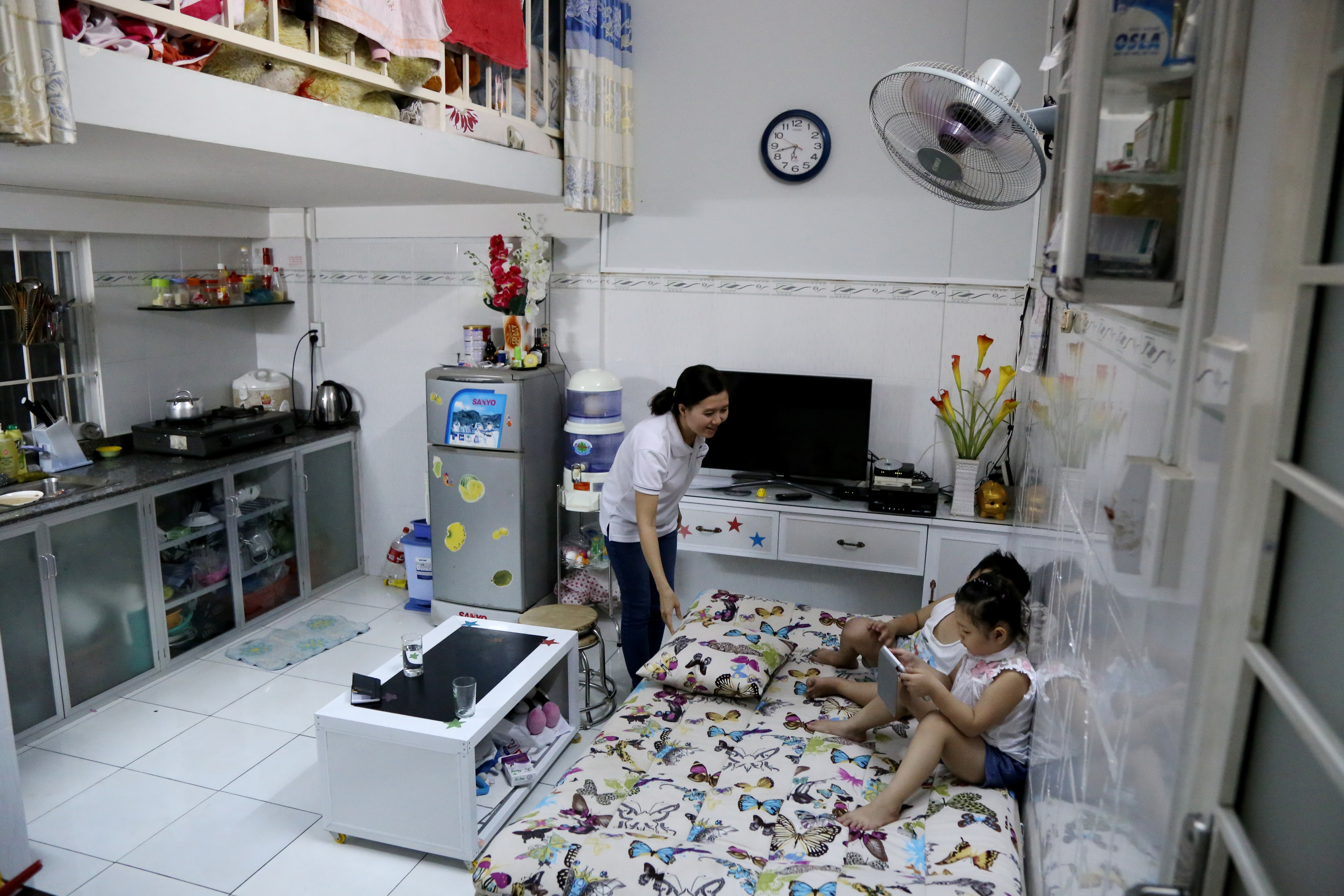 B&ecirc;n trong một căn nh&agrave; ở x&atilde; hội thuộc khu H&ograve;a Lợi