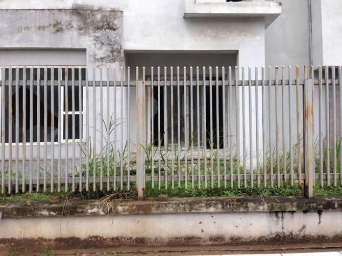 Biệt thự bạc tỉ bỏ hoang, cỏ mọc um t&ugrave;m, h&agrave;ng r&agrave;o sắt hoen rỉ