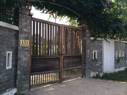 Bên trong căn nhà này là nơi nuôi nhốt con gấu đã cắn đứt lìa 2/3 tay phải của bé D. Ảnh: THU HỒNG